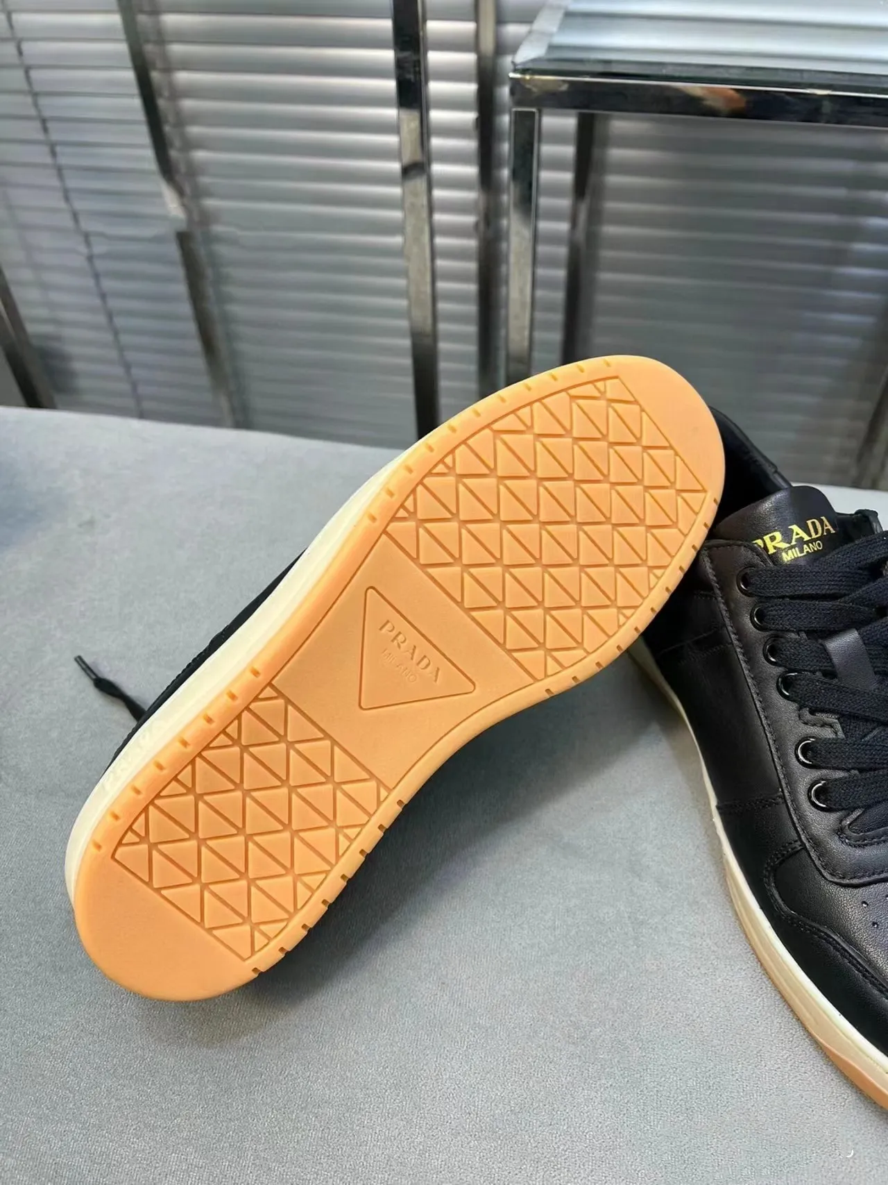 P380 Yuan 38-45 Prada Prada’s new men’s leather sports shoes, the highest version on the market, any comparison is welcome🆚! The original leather has excellent texture and is super high-end! Fetal sheep net lining imported from Italy, removable pad! Luxurious materials and fine workmanship, highly recommended!